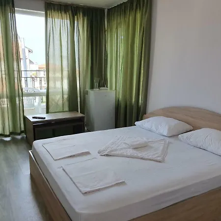 Отель Family House Manolov *